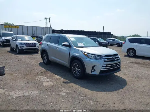 5TDJZRFHXJS822640 2018 TOYOTA HIGHLANDER - Image 1