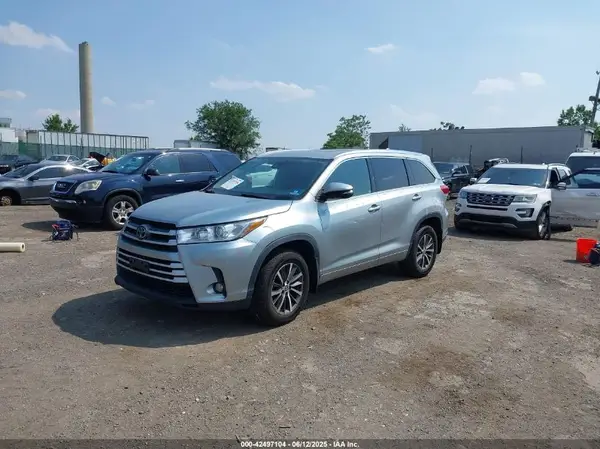 5TDJZRFHXJS822640 2018 TOYOTA HIGHLANDER - Image 2