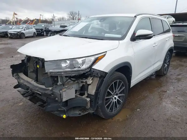 5TDJZRFHXJS827207 2018 TOYOTA HIGHLANDER - Image 2
