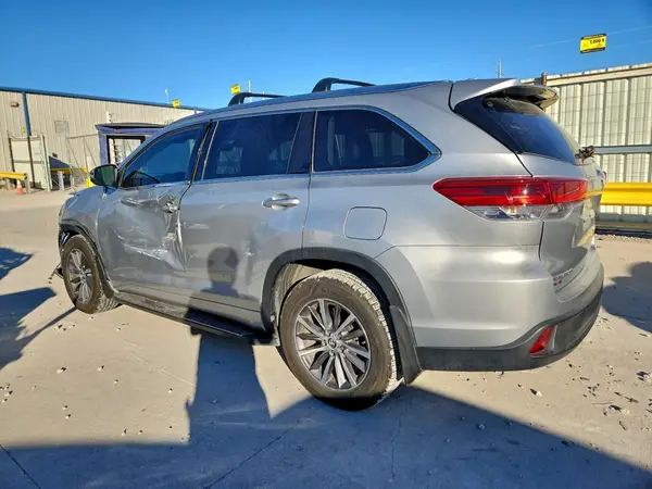 5TDJZRFHXJS850700 2018 TOYOTA HIGHLANDER - Image 2