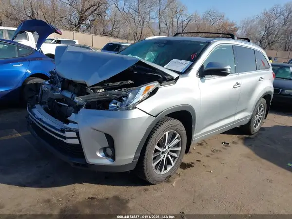 5TDJZRFHXJS860403 2018 TOYOTA HIGHLANDER - Image 2