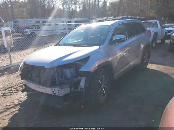 5TDJZRFHXJS861163 2018 TOYOTA HIGHLANDER - Image 2