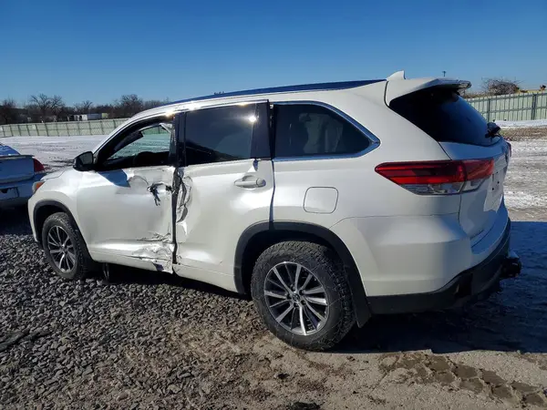5TDJZRFHXJS865889 2018 TOYOTA HIGHLANDER - Image 2