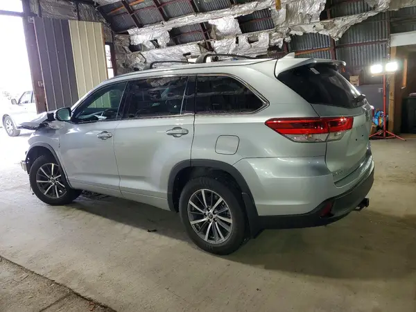 5TDJZRFHXJS867917 2018 TOYOTA HIGHLANDER - Image 2