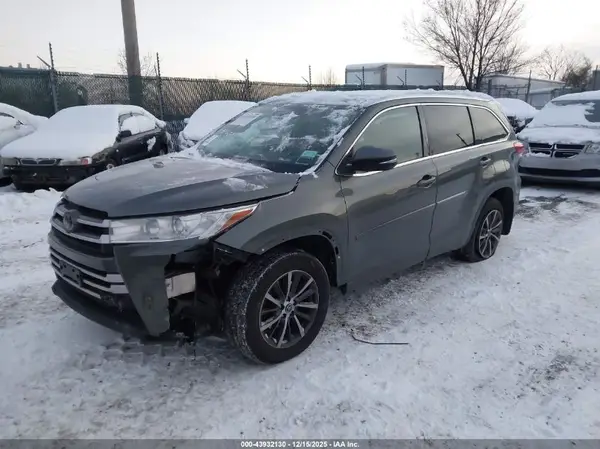 5TDJZRFHXJS870221 2018 TOYOTA HIGHLANDER - Image 2