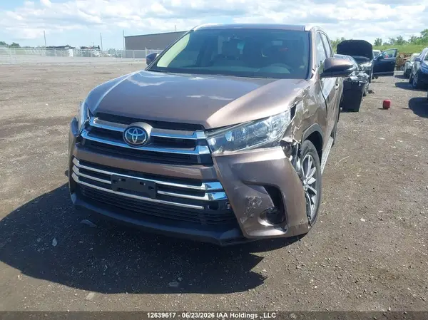 5TDJZRFHXJS877637 2018 TOYOTA HIGHLANDER - Image 2