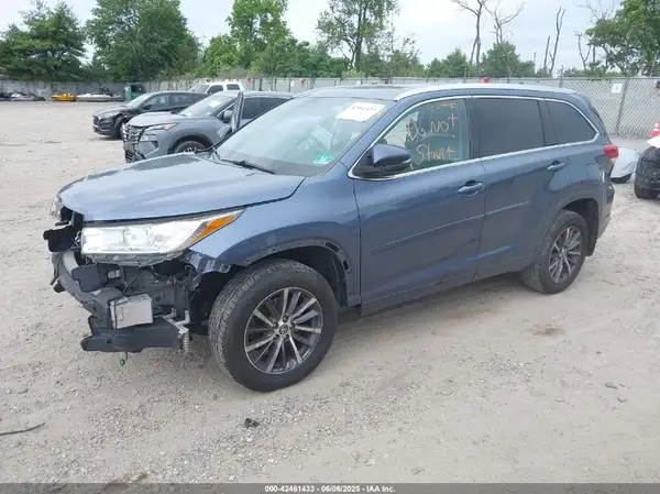 5TDJZRFHXJS879100 2018 TOYOTA HIGHLANDER - Image 2