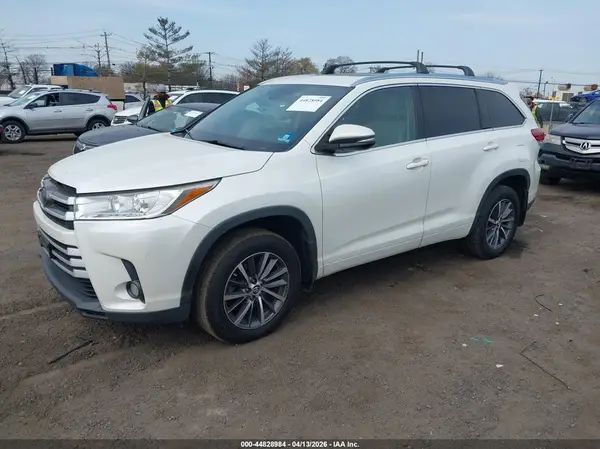 5TDJZRFHXJS882515 2018 TOYOTA HIGHLANDER - Image 2