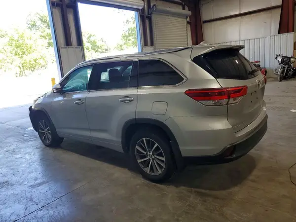 5TDJZRFHXJS887021 2018 TOYOTA HIGHLANDER - Image 2