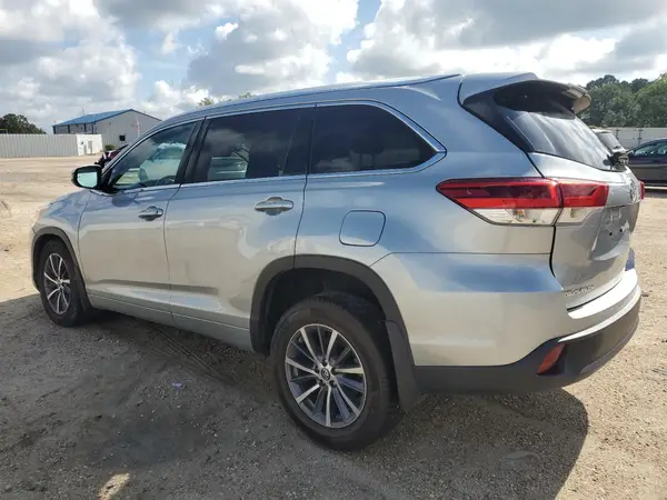 5TDJZRFHXJS889139 2018 TOYOTA HIGHLANDER - Image 2