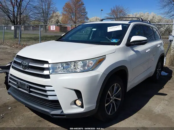 5TDJZRFHXJS890209 2018 TOYOTA HIGHLANDER - Image 2