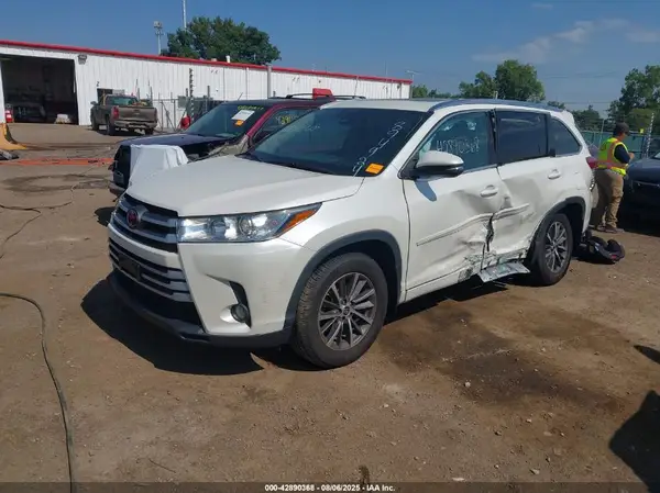 5TDJZRFHXJS894924 2018 TOYOTA HIGHLANDER - Image 2