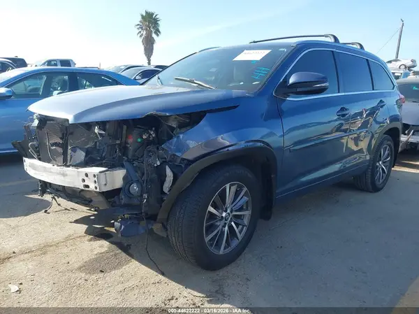 5TDJZRFHXJS896608 2018 TOYOTA HIGHLANDER - Image 2