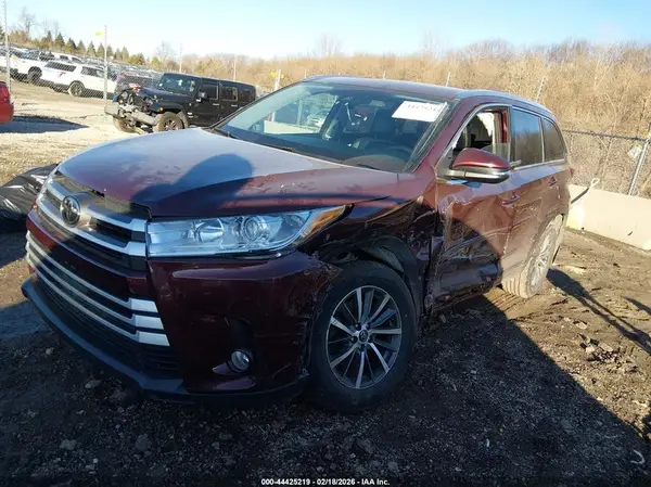 5TDJZRFHXJS900267 2018 TOYOTA HIGHLANDER - Image 2