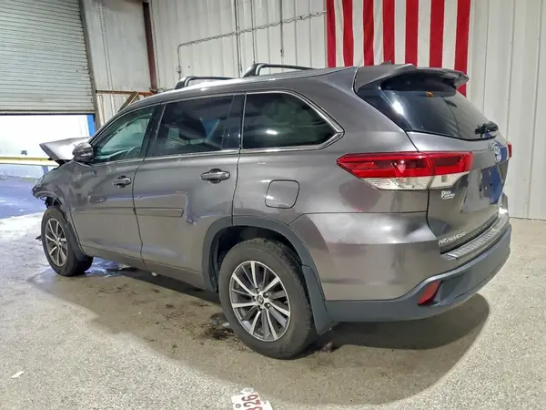 5TDJZRFHXJS905405 2018 TOYOTA HIGHLANDER - Image 2