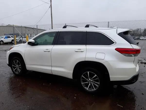 5TDJZRFHXJS908336 2018 TOYOTA HIGHLANDER - Image 2