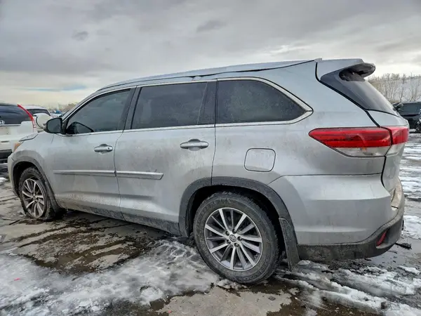 5TDJZRFHXKS564735 2019 TOYOTA HIGHLANDER - Image 2