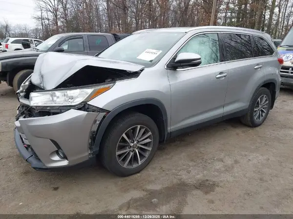 5TDJZRFHXKS572804 2019 TOYOTA HIGHLANDER - Image 2