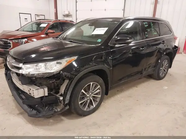 5TDJZRFHXKS573645 2019 TOYOTA HIGHLANDER - Image 2