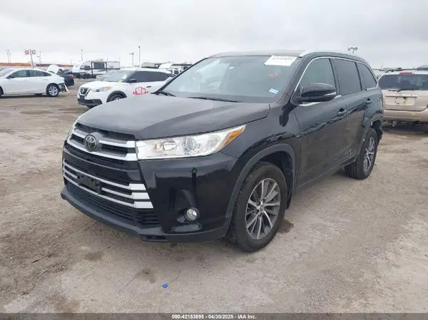 5TDJZRFHXKS573838 2019 TOYOTA HIGHLANDER - Image 2