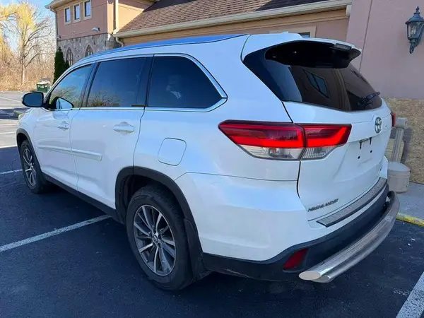 5TDJZRFHXKS575797 2019 TOYOTA HIGHLANDER - Image 2