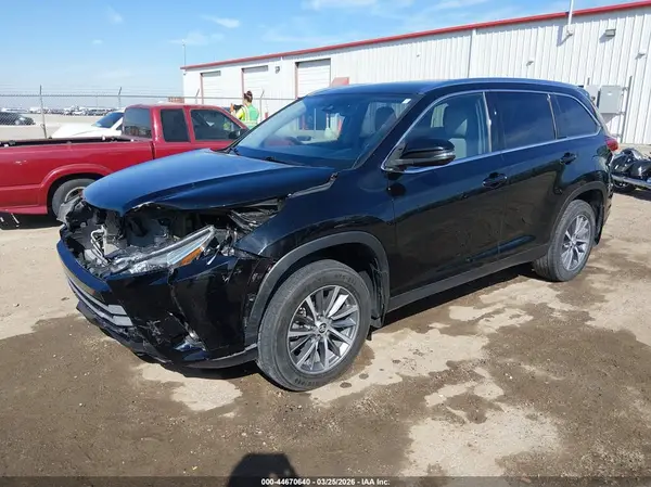 5TDJZRFHXKS584418 2019 TOYOTA HIGHLANDER - Image 2