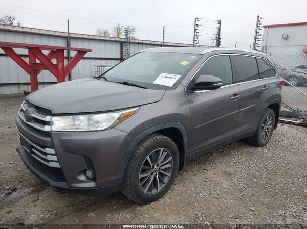 5TDJZRFHXKS584483 2019 TOYOTA HIGHLANDER - Image 2