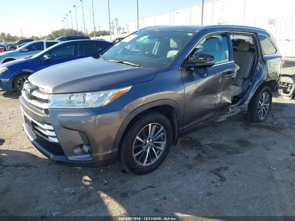 5TDJZRFHXKS585066 2019 TOYOTA HIGHLANDER - Image 2