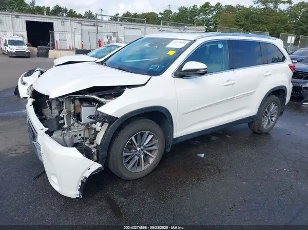 5TDJZRFHXKS588274 2019 TOYOTA HIGHLANDER - Image 2