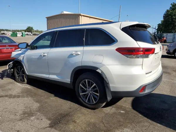 5TDJZRFHXKS588372 2019 TOYOTA HIGHLANDER - Image 2