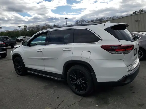 5TDJZRFHXKS601931 2019 TOYOTA HIGHLANDER - Image 2