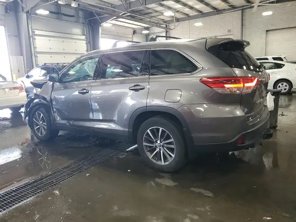 5TDJZRFHXKS605509 2019 TOYOTA HIGHLANDER - Image 2