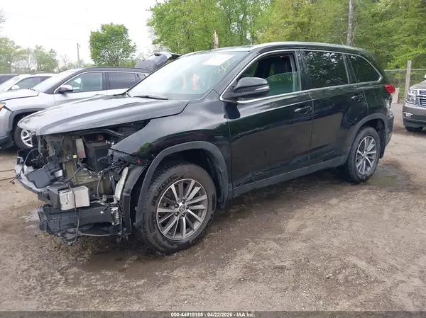 5TDJZRFHXKS612864 2019 TOYOTA HIGHLANDER - Image 2