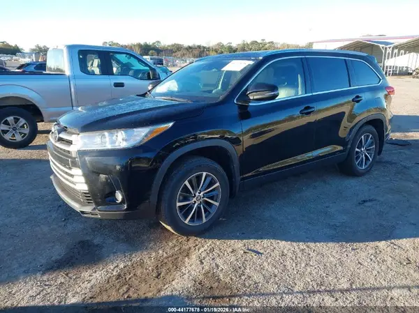 5TDJZRFHXKS617837 2019 TOYOTA HIGHLANDER - Image 2