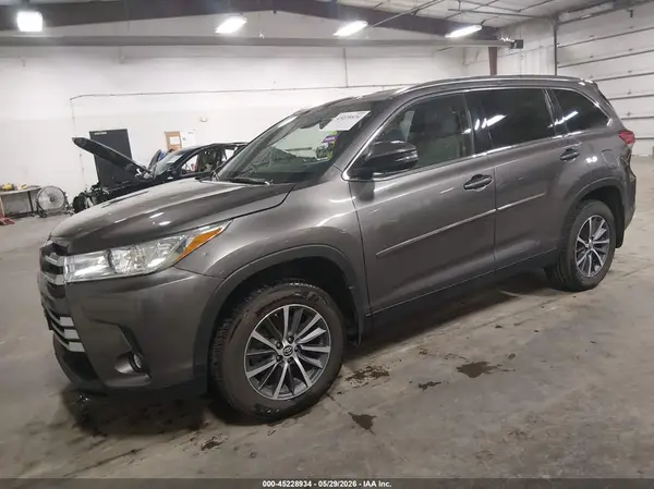 5TDJZRFHXKS622861 2019 TOYOTA HIGHLANDER - Image 2
