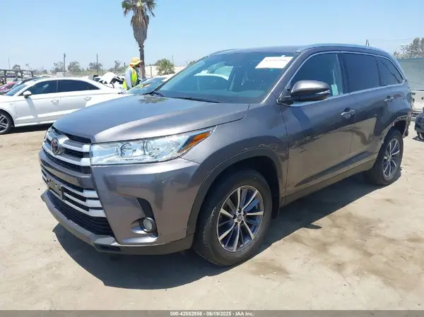 5TDJZRFHXKS712771 2019 TOYOTA HIGHLANDER - Image 2