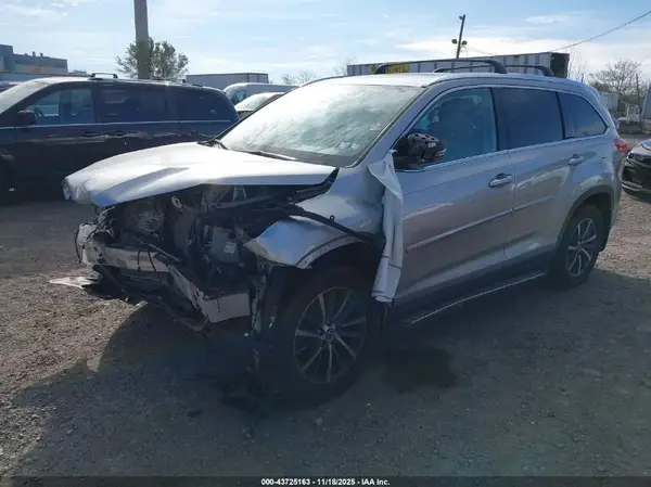 5TDJZRFHXKS722099 2019 TOYOTA HIGHLANDER - Image 2