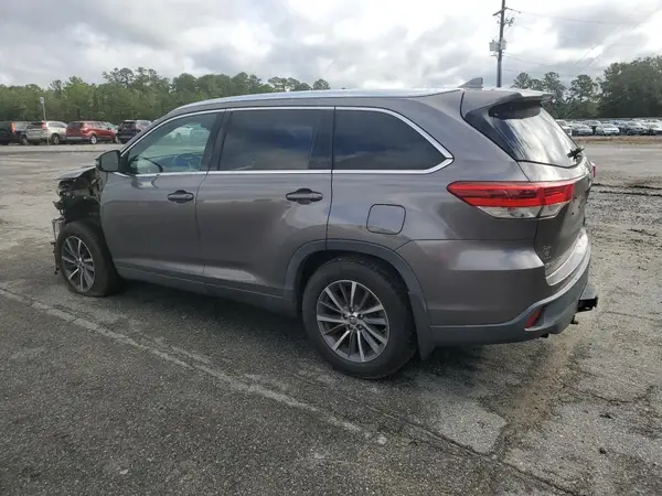 5TDJZRFHXKS920228 2019 TOYOTA HIGHLANDER - Image 2