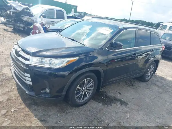 5TDJZRFHXKS998265 2019 TOYOTA HIGHLANDER - Image 2