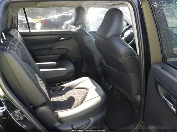 5TDKARAH3RS529855 2024 TOYOTA HIGHLANDER - Image 8