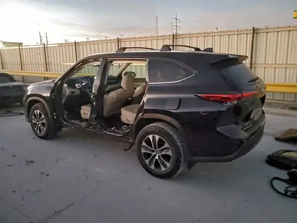 5TDKARAH4PS023397 2023 TOYOTA HIGHLANDER - Image 2