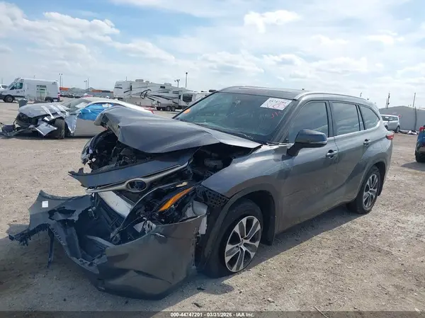 5TDKARAH4PS523379 2023 TOYOTA HIGHLANDER - Image 2
