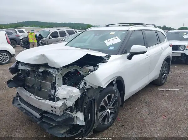 5TDKARAH4PS527996 2023 TOYOTA HIGHLANDER - Image 2