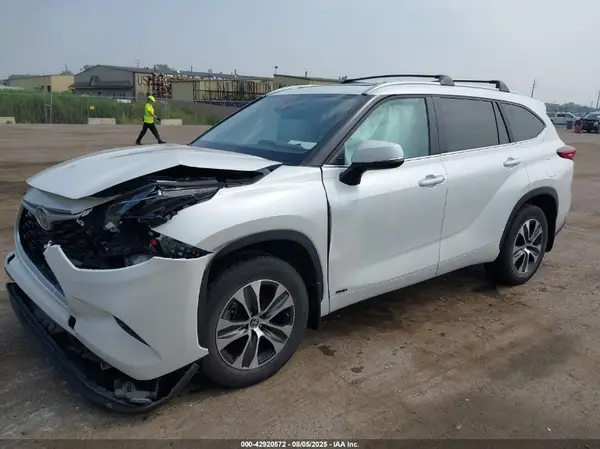 5TDKBRCH1PS122902 2023 TOYOTA HIGHLANDER - Image 2