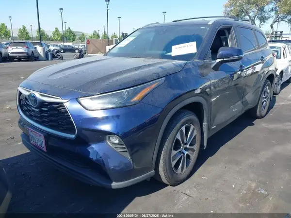 5TDKBRCH1PS562991 2023 TOYOTA HIGHLANDER - Image 2