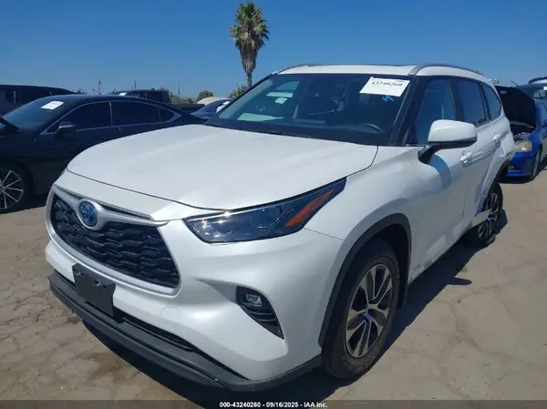 5TDKBRCH1RS635795 2024 TOYOTA HIGHLANDER - Image 2
