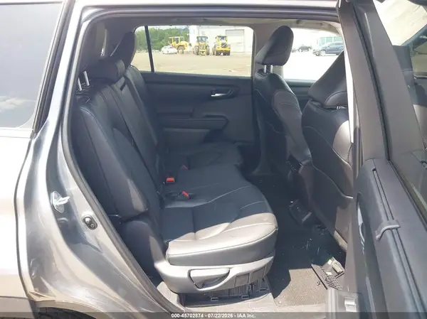 5TDKBRCH1TS703178 2026 TOYOTA HIGHLANDER - Image 8