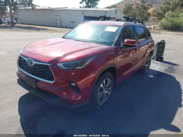 5TDKBRCH2PS565768 2023 TOYOTA HIGHLANDER - Image 2