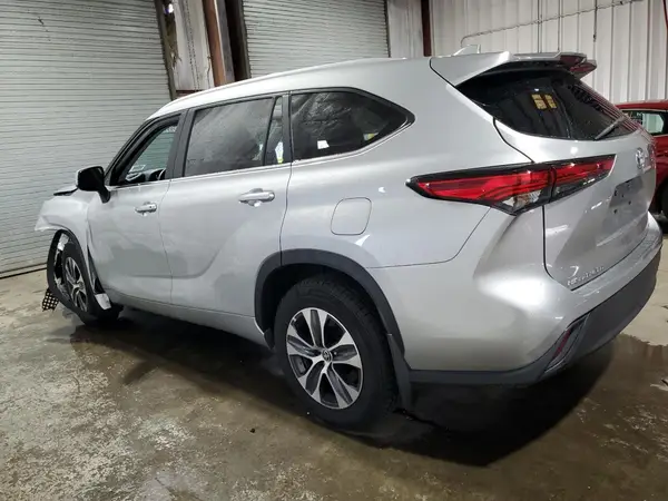 5TDKBRCH2PS570873 2022 TOYOTA HIGHLANDER - Image 2