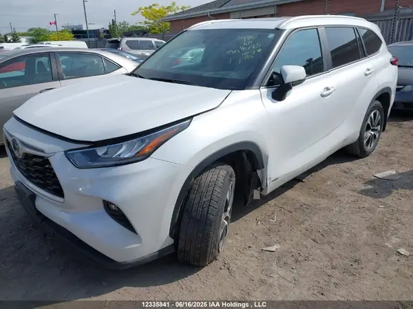 5TDKBRCH3PS585513 2023 TOYOTA HIGHLANDER - Image 2